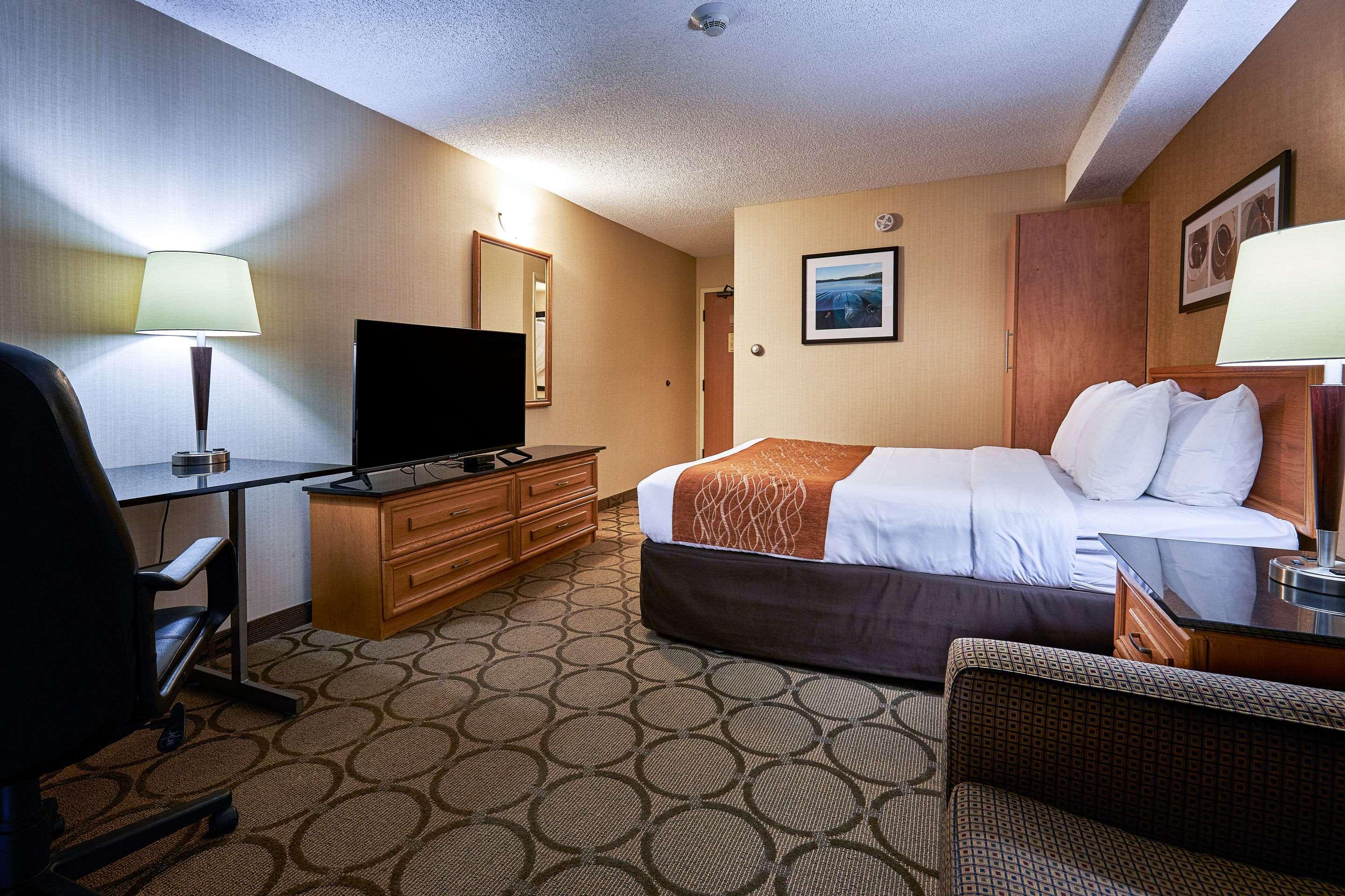 Comfort Inn Rouyn-Noranda Exterior photo