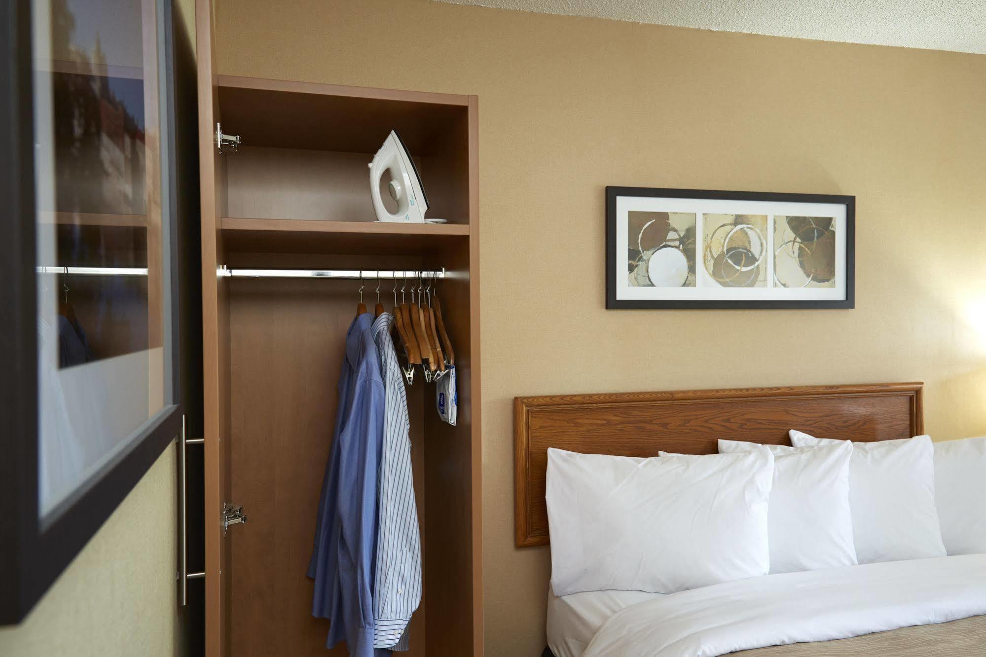 Comfort Inn Rouyn-Noranda Exterior photo