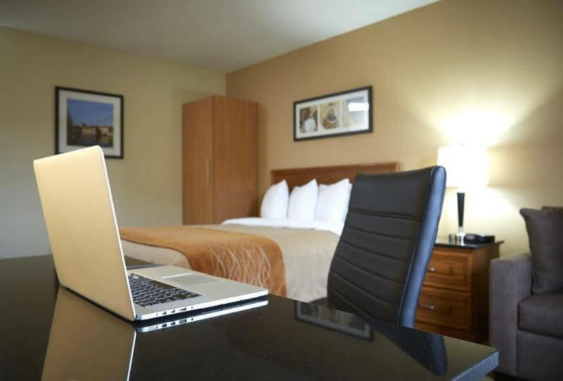 Comfort Inn Rouyn-Noranda Exterior photo